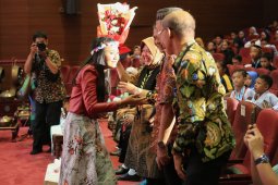 Wali Kota Risma beri motivasi ratusan siswa berprestasi di Surabaya
