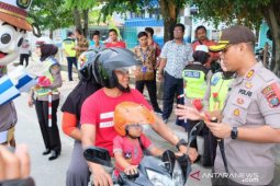 Kapolres Tanjungbalai apresiasi pengendara lengkap dengan bunga dan coklat