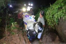 Pembersihan longsor di Sumalata-Gorontalo Utara butuh dukungan alat berat
