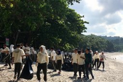 Ratusan mahasiswa Poltekpar Lombok membersihkan pantai Senggigi