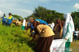 1000 anggota Pramuka NTB membersihkan Taman Wisata Loang Balok