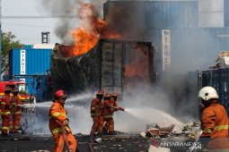 Kontainer terbakar