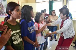 Anggota DPR-RI safari Natal kunjungi janda dan penyandang difabel