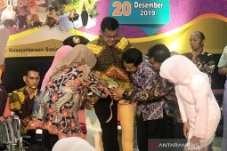 Bahagianya Sandy Agung menerima hadiah kaki palsu dari Gubernur Khofifah (Video)