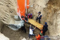 Korban terperosok jalan amblas ditemukan  meninggal dunia