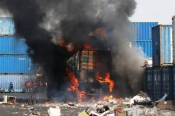 Truk kontainer meledak enam orang terluka