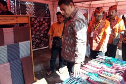Pemkot Kediri gelar pasar rakyat tenun ikat