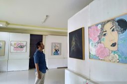 Dua pelukis beda gaya gelar pameran di Taman Budaya