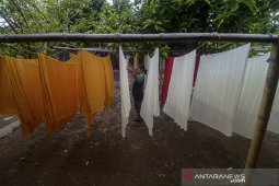 Perajin batik tulis desa Trusmi
