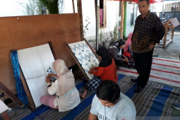 Perajin tenun ikat Kediri sebut permintaan makin tinggi