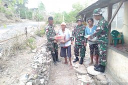 Natal, Satgas Pamtas RI-Timor Leste bagikan paket sembako kepada warga
