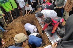 Jenazah korban tabrakan di perlintasan kereta dimakamkan terpisah