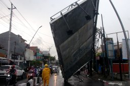 Polisi cari pemilik reklame roboh yang menewaskan pengemudi ojol