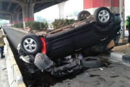 Minibus terbalik di Jalan Di Panjaitan, keempat roda di atas