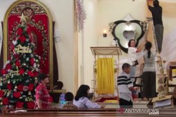 Umat kristiani di Banda Aceh hias gereja jelang natal