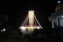 Sambut Natal Gereja Katolik Putussibau dikelilingi lampu hias