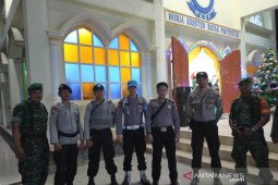 Petugas gabungan jaga pelaksanaan misa Natal