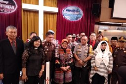 Risma kunjungi sejumlah gereja di Surabaya saat malam Natal