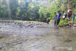 Warga Karyamukti minta Pemkab Cianjur segera bangun jembatan permanen