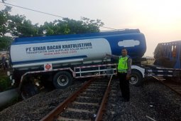 Tiga KA tertahan akibat truk halangi jalur kereta