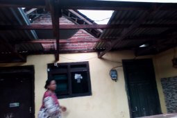 Puluhan rumah di Sidoarjo rusak diterjang angin kencang