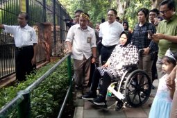 Risma ajak cucu jalan-jalan ke KBS saat libur Natal
