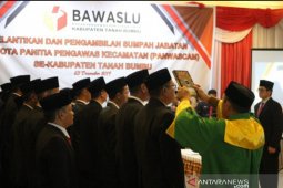 Sebanyak 30 anggota Panwascan Tanah Bumbu dilantik