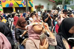 Planetarium Jakarta dipadati warga amati gerhana matahari