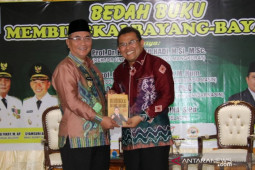 KAHMI HSS bedah buku "Membingkai Bayang-Bayang" karya H Sutarto Hadi