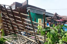 BPBD Sidoarjo salurkan bantuan kepada warga terdampak angin kencang