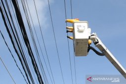 Bupati Kubu Raya pegang kabel bertegangan 20.000 volt