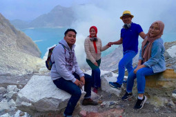 Ridwan Kamil bersama keluarga terpesona keindahan api biru Kawah Ijen Banyuwangi