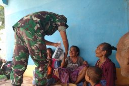 Satgas pengamanan perbatasan datangi rumah wrga lakukan pengobatan gratis
