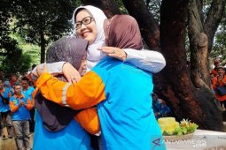 Upah naik, Bupati Bogor dapat pelukan bahagia dari penyapu jalanan