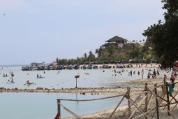 Wisatawan mulai memadati objek wisata pantai jelang Tahun Baru 2020