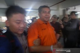 Tersangka RB lempar senyum saat tiba di Bareskrim