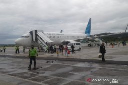 Pesawat Garuda pecah ban di Biak