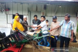 Kelompok Tani Martondi terima bantuan traktor tangan dari PLTA Batang Toru