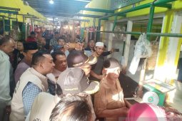 Satgas Pangan temui daging beku dijual tergantung di Angso Duo