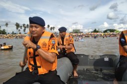 Tim SAR Brimob jaga Pantai Takisung selama liburan natal dan tahun baru