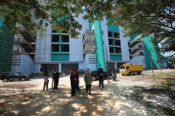 Wali Kota Surabaya tinjau pembangunan lapangan baru Stadion GBT