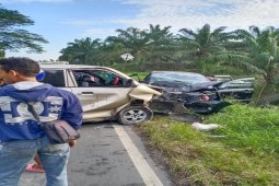Suzuki APV tabrakan kontra Avanza di jalan lintas Tebing Tinggi-Pematangsiantar