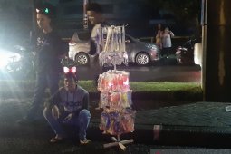 Akibat hujan, penjualan terompet Tahun Baru di TMII lesu