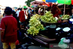 Anyaman ketupat ramaikan dua pasar di  Ambon