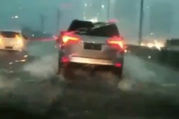 Sebagian tol layang Japek digenangi air saat hujan deras