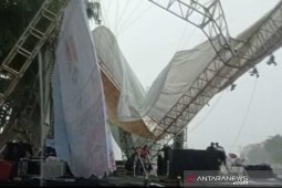 Hujan deras, atap panggung malam tahun baru ambruk