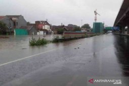 Jasa Marga tangani genangan air Tol Japek arah Jakarta akibat hujan deras