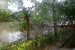 Air genangi jalan menuju ke Ancol