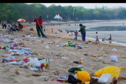 Sampah berserakan usai perayaan tahun baru di Kuta