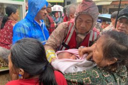 Polisi evakuasi bayi terjebak banjir di  Cipinang Melayu